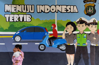 Anak-anak jalanan mengisi waktu berbuka dan belajar dibantu para relawan pengajar di kolong flyover Tomang, Jakarta Barat, Senin, (25/4/2022).