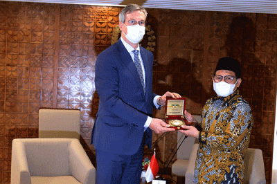 Wakil Ketua DPR Muhaimin Iskandar (kanan) memberikan cinderamata kepada Duta Besar UE untuk Indonesia Vincent Piket (kiri) usai melakukan pertemuan.