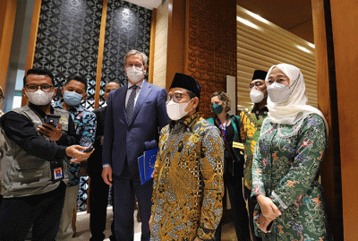 Wakil Ketua DPR Muhaimin Iskandar (kanan) memberikan cinderamata kepada Duta Besar UE untuk Indonesia Vincent Piket (kiri) usai melakukan pertemuan.