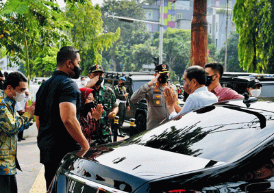 Presiden Joko Widodo meninjau proses penyaluran Bantuan Langsung Tunai (BLT) Minyak Goreng kepada 100 Keluarga Penerima Manfaat di Pos Bloc, Jakarta.