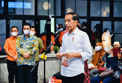 Presiden Joko Widodo meninjau proses penyaluran Bantuan Langsung Tunai (BLT) Minyak Goreng kepada 100 Keluarga Penerima Manfaat di Pos Bloc, Jakarta.