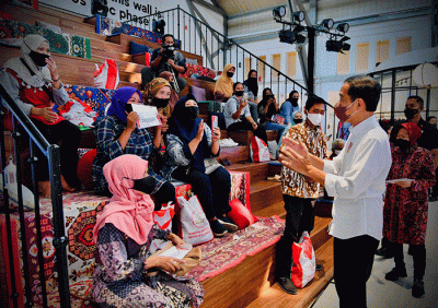 Presiden Joko Widodo meninjau proses penyaluran Bantuan Langsung Tunai (BLT) Minyak Goreng kepada 100 Keluarga Penerima Manfaat di Pos Bloc, Jakarta.