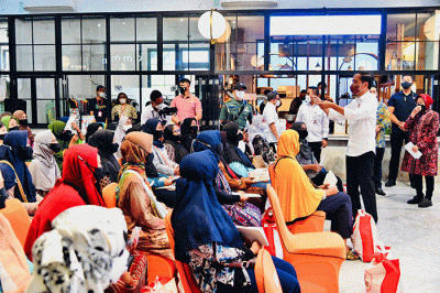 Presiden Joko Widodo meninjau proses penyaluran Bantuan Langsung Tunai (BLT) Minyak Goreng kepada 100 Keluarga Penerima Manfaat di Pos Bloc, Jakarta.