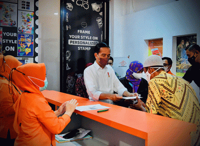 Presiden Joko Widodo meninjau proses penyaluran Bantuan Langsung Tunai (BLT) Minyak Goreng kepada 100 Keluarga Penerima Manfaat di Pos Bloc, Jakarta.