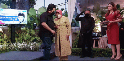 Penyerahan bantuan unit rumah kepada keluarga ahli waris pejuang reformasi di Jakarta, Senin (25/4/2022).