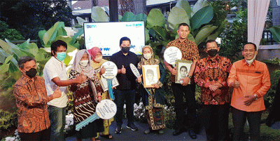 Penyerahan bantuan unit rumah kepada keluarga ahli waris pejuang reformasi di Jakarta, Senin (25/4/2022).