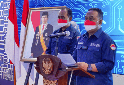 Kepala BP2MI Benny Rhamdani (tengah) dalam konfereni pers terkait persiapan kepulangan PMI jelang Idul Fitri di Jakarta, Selasa (26/4/2022).