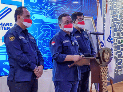Kepala BP2MI Benny Rhamdani (tengah) dalam konfereni pers terkait persiapan kepulangan PMI jelang Idul Fitri di Jakarta, Selasa (26/4/2022).