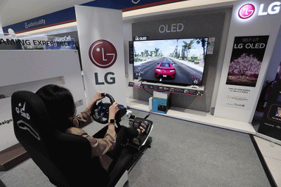 Model mencoba LG OLED Gaming Experience Zone di Jakarta, Rabu (27/4/2022).