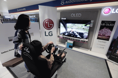 Model mencoba LG OLED Gaming Experience Zone di Jakarta, Rabu (27/4/2022).