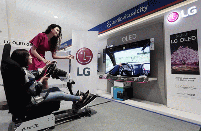 Model mencoba LG OLED Gaming Experience Zone di Jakarta, Rabu (27/4/2022).