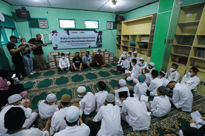 CEO Ayo Belajar Muhmmad Fariz Isnaini (ketiga kanan) didampingi Head of CSR MNC Group Tengki Havid saat menyerahkan bantuan secara simbolik.