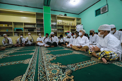 CEO Ayo Belajar Muhmmad Fariz Isnaini (ketiga kanan) didampingi Head of CSR MNC Group Tengki Havid saat menyerahkan bantuan secara simbolik.