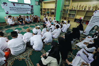 CEO Ayo Belajar Muhmmad Fariz Isnaini (ketiga kanan) didampingi Head of CSR MNC Group Tengki Havid saat menyerahkan bantuan secara simbolik.