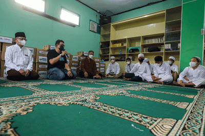CEO Ayo Belajar Muhmmad Fariz Isnaini (ketiga kanan) didampingi Head of CSR MNC Group Tengki Havid saat menyerahkan bantuan secara simbolik.