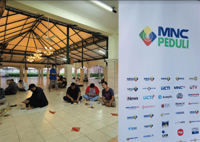 Pekerja dan warga saat mengambil takjil untuk berbuka puasa di Masjid Raudhatul Jannah, Kawasan MNC Studios, Kebon Jeruk, Jakarta Barat, Selasa (26/4/2022).