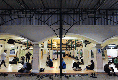 Pekerja dan warga saat mengambil takjil untuk berbuka puasa di Masjid Raudhatul Jannah, Kawasan MNC Studios, Kebon Jeruk, Jakarta Barat, Selasa (26/4/2022).