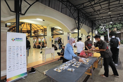 Pekerja dan warga saat mengambil takjil untuk berbuka puasa di Masjid Raudhatul Jannah, Kawasan MNC Studios, Kebon Jeruk, Jakarta Barat, Selasa (26/4/2022).
