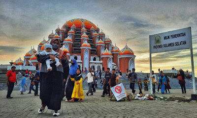 Suasana umat muslim saat menunaikan ibadah ramadhan di Masjid 99 Kubah Asmaul Husna Makassar, Sulawesi Selatan, Selasa (26/4/2022).