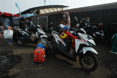 Ratusan pemudik asal Jakarta tiba di Pelabuhan Tanjung Emas Semarang, Jawa Tengah, Rabu (27/4/2022).