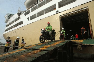Ratusan pemudik asal Jakarta tiba di Pelabuhan Tanjung Emas Semarang, Jawa Tengah, Rabu (27/4/2022).