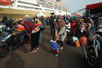 Ratusan pemudik asal Jakarta tiba di Pelabuhan Tanjung Emas Semarang, Jawa Tengah, Rabu (27/4/2022).