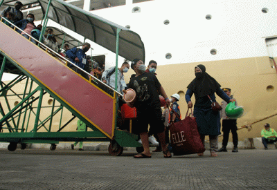 Ratusan pemudik asal Jakarta tiba di Pelabuhan Tanjung Emas Semarang, Jawa Tengah, Rabu (27/4/2022).