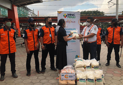 Tim MNC Peduli memberikan bantuan kepada porter kereta api stasiun Bekasi menjelang Hari Lebaran 2022.