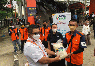 Tim MNC Peduli memberikan bantuan kepada porter kereta api stasiun Bekasi menjelang Hari Lebaran 2022.