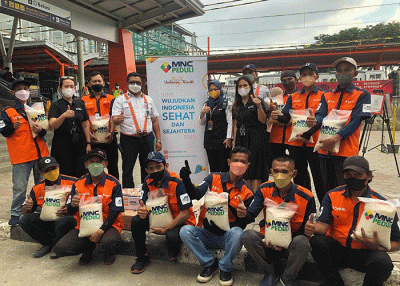 Tim MNC Peduli memberikan bantuan kepada porter kereta api stasiun Bekasi menjelang Hari Lebaran 2022.