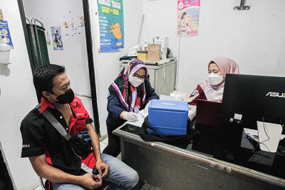 Pemudik saat menerima suntikan vaksinasi booster di Posko Kesehatan Terminal Kampung Rambutan, Jakarta Timur, Rabu (27/4/2022).