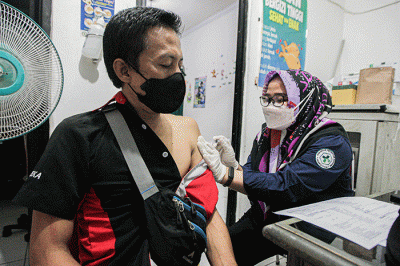 Pemudik saat menerima suntikan vaksinasi booster di Posko Kesehatan Terminal Kampung Rambutan, Jakarta Timur, Rabu (27/4/2022).
