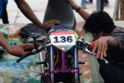 Beberapa pebalap motor menggeberbmotornya di sirkuit drag kawasan CPI Makassar, Selasa (26/4/2022).