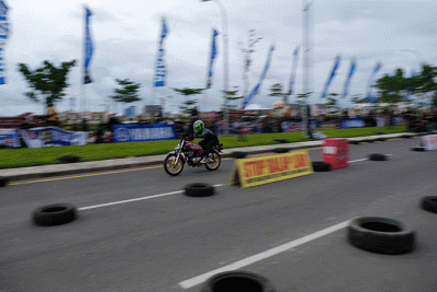 Beberapa pebalap motor menggeberbmotornya di sirkuit drag kawasan CPI Makassar, Selasa (26/4/2022).