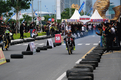 Beberapa pebalap motor menggeberbmotornya di sirkuit drag kawasan CPI Makassar, Selasa (26/4/2022).