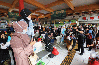 Petugas mengerahkan anjing pelacak K9 BNN untuk memeriksa bus di Terminal Kampung Rambutan, Jakarta, Rabu (27/4/2022).
