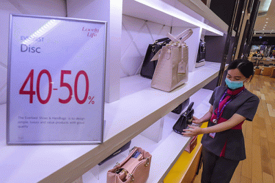 Pengunjung memilih barang yang dijual pada salah satu tenat di Lotte Shopping Avenue, Jakarta Selatan, Rabu (27/4/2022).