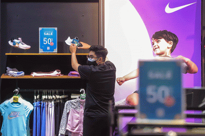 Pengunjung memilih barang yang dijual pada salah satu tenat di Lotte Shopping Avenue, Jakarta Selatan, Rabu (27/4/2022).