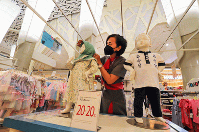 Pengunjung memilih barang yang dijual pada salah satu tenat di Lotte Shopping Avenue, Jakarta Selatan, Rabu (27/4/2022).