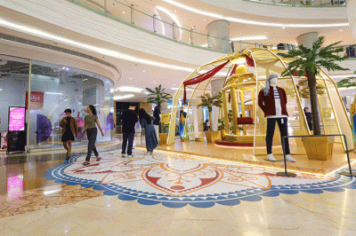 Pengunjung memilih barang yang dijual pada salah satu tenat di Lotte Shopping Avenue, Jakarta Selatan, Rabu (27/4/2022).