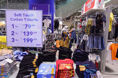 Pengunjung memilih barang yang dijual pada salah satu tenat di Lotte Shopping Avenue, Jakarta Selatan, Rabu (27/4/2022).