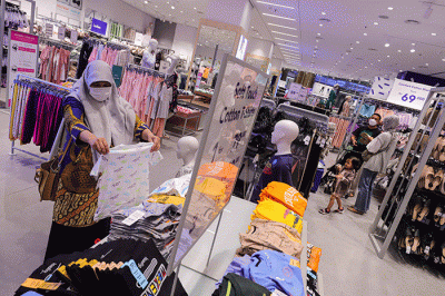 Pengunjung memilih barang yang dijual pada salah satu tenat di Lotte Shopping Avenue, Jakarta Selatan, Rabu (27/4/2022).