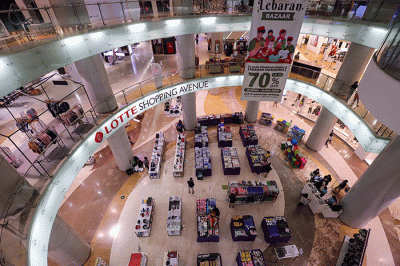 Pengunjung memilih barang yang dijual pada salah satu tenat di Lotte Shopping Avenue, Jakarta Selatan, Rabu (27/4/2022).