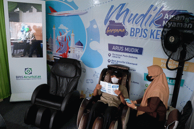 Sejumlah pemudik beristirahat menggunakan kursi pijat posko mudik BPJS Kesehatan di Pelabuhan Soekarno Hatta, Makassar, (26/4/2022).