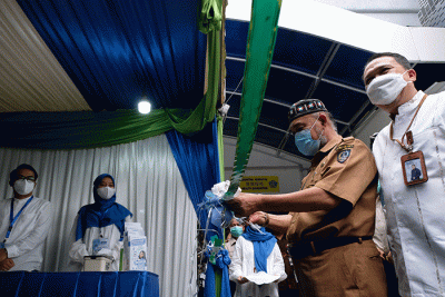 Sejumlah pemudik beristirahat menggunakan kursi pijat posko mudik BPJS Kesehatan di Pelabuhan Soekarno Hatta, Makassar, (26/4/2022).