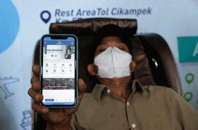 Sejumlah pemudik beristirahat menggunakan kursi pijat posko mudik BPJS Kesehatan di Pelabuhan Soekarno Hatta, Makassar, (26/4/2022).
