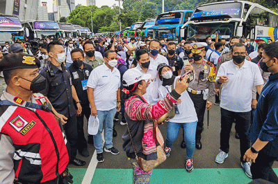 Menteri Badan Usaha Milik Negara Erick Thohir menghadiri secara langsung acara pelepasan Program Mudik Aman Mudik Sehat Bersama BUMN di Gelora Bung Karno.