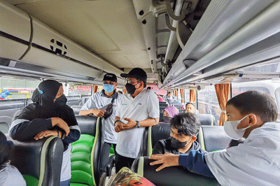 Direktur Utama SIG, Donny Arsal menyapa peserta Mudik Aman Mudik Sehat Bersama BUMN Tahun 2022 yang akan berangkat menuju kampung halaman di Stadion GBK.