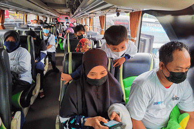 Direktur Utama SIG, Donny Arsal menyapa peserta Mudik Aman Mudik Sehat Bersama BUMN Tahun 2022 yang akan berangkat menuju kampung halaman di Stadion GBK.