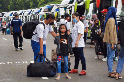 Direktur Utama SIG, Donny Arsal menyapa peserta Mudik Aman Mudik Sehat Bersama BUMN Tahun 2022 yang akan berangkat menuju kampung halaman di Stadion GBK.